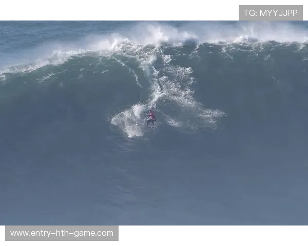 冲浪选手挑战巨浪失败，冲上岸后对镜头比耶