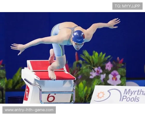 游泳接力赛紧张刺激，换泳手环节决定胜负，游泳接力比赛临时换人